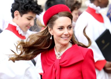 Kate Middleton, il gran ritorno in rosso. Con una gaffe
