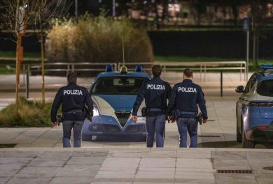 Milano, rapinano dei ragazzi spagnoli e ne accoltellano uno: arrestati