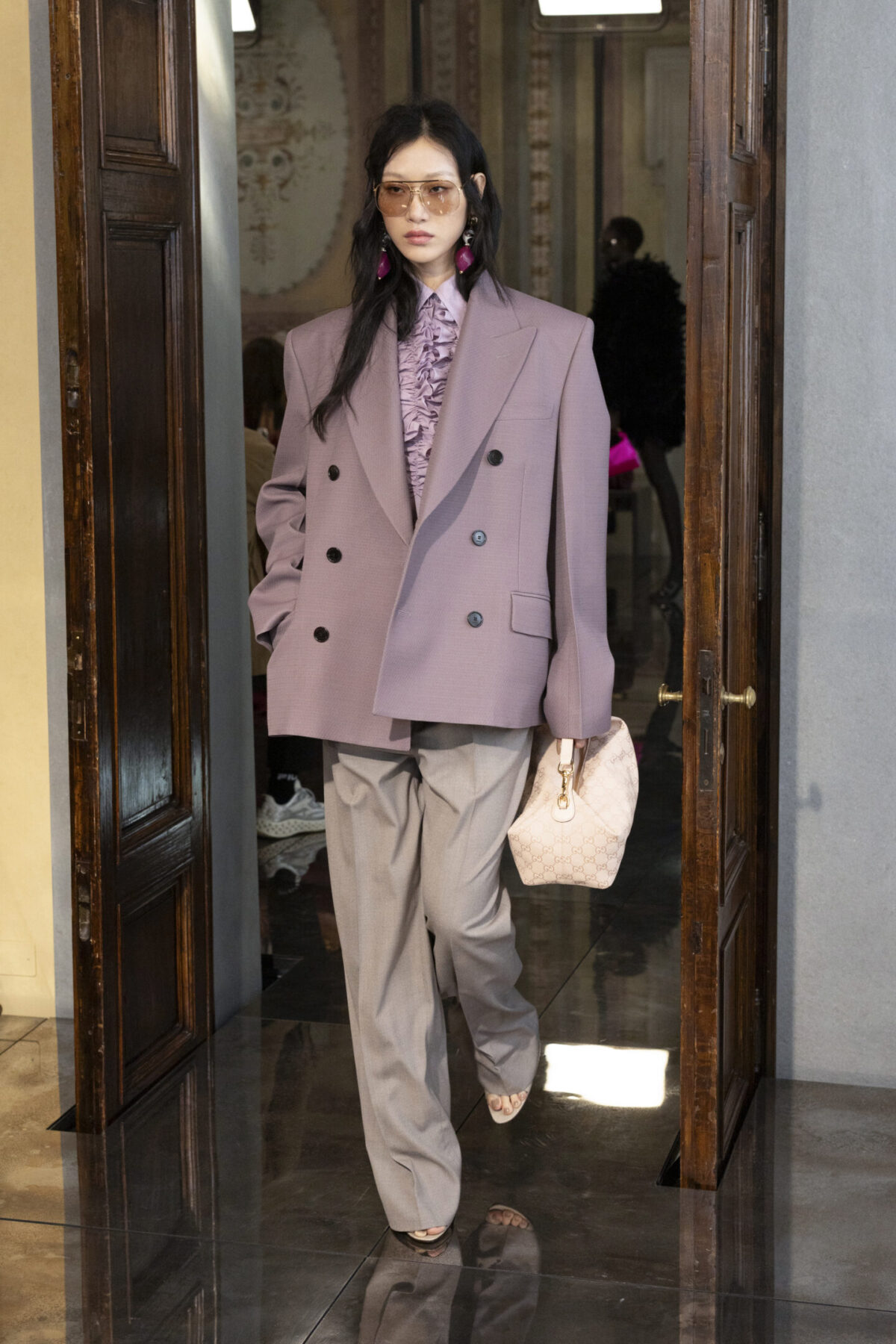 Gucci Cruise 2026: il glamour invade la città