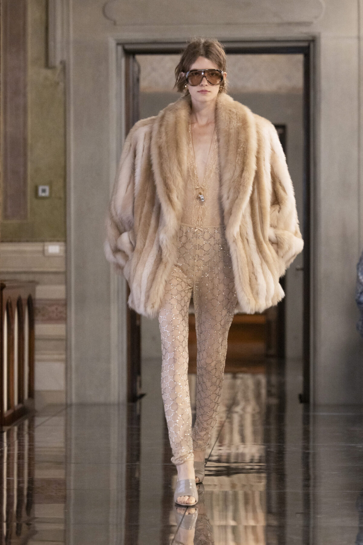 Gucci Cruise 2026: il glamour invade la città