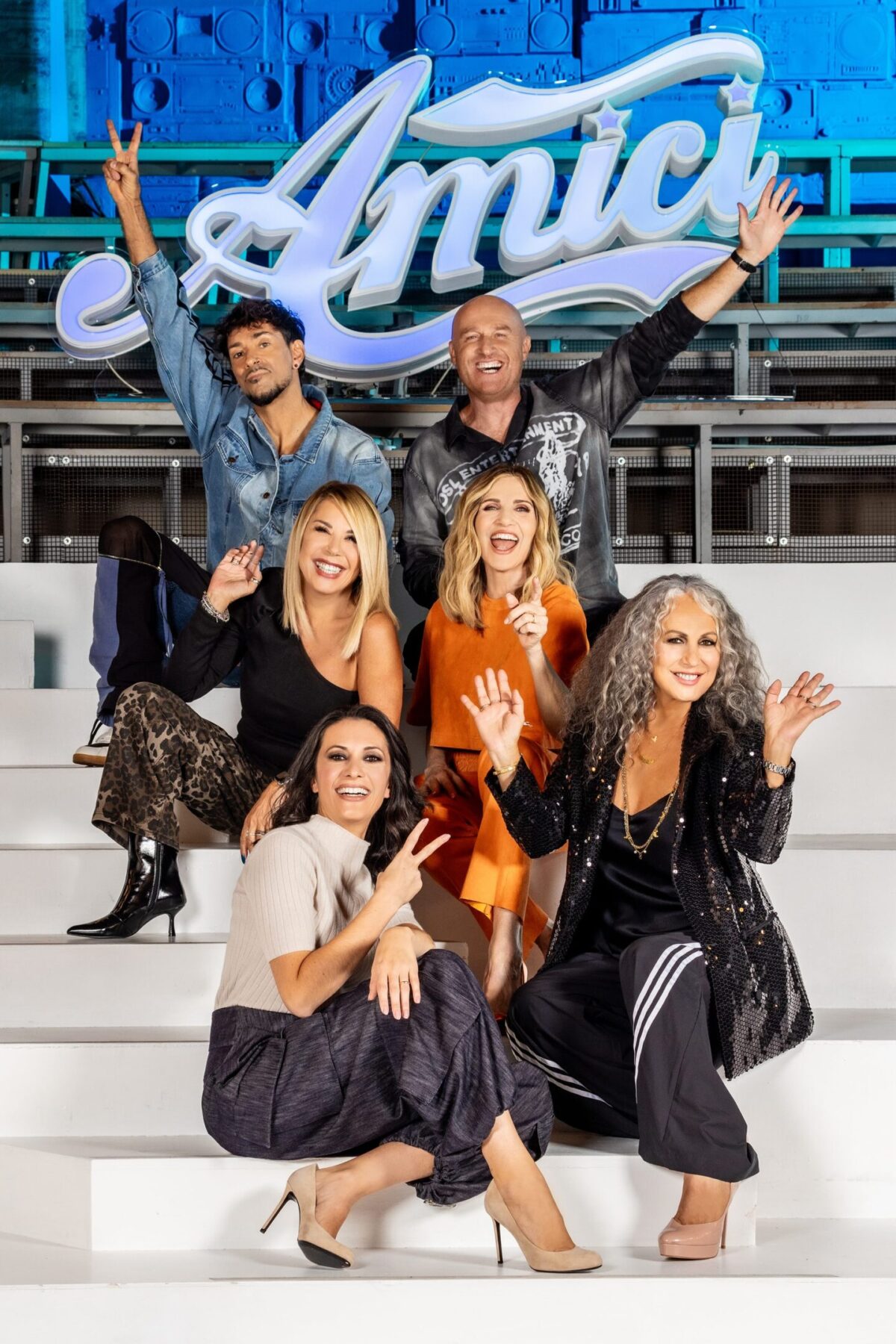 Finale Amici 2024: Maria De Filippi conduce l’ultima sfida in diretta su Canale 5