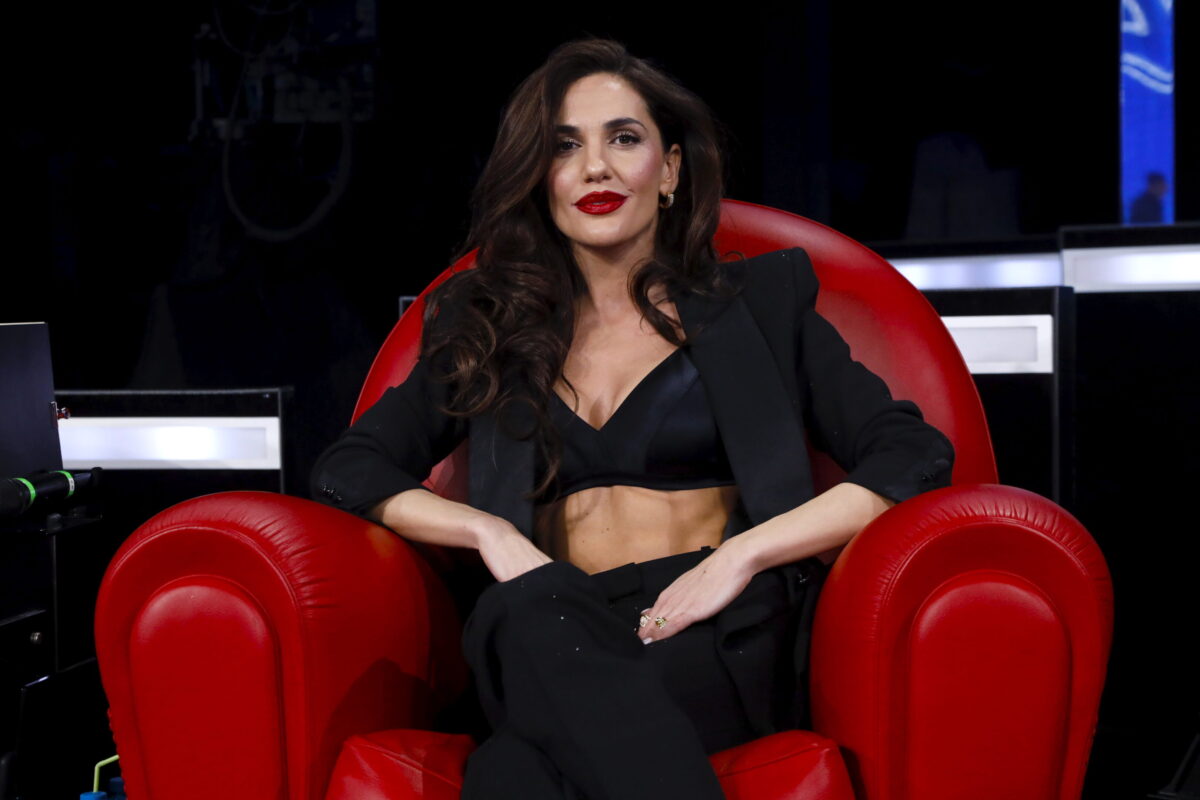 Finale Amici 2024: Maria De Filippi conduce l’ultima sfida in diretta su Canale 5