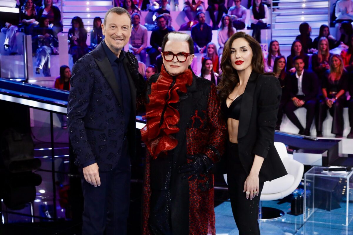 Finale Amici 2024: Maria De Filippi conduce l’ultima sfida in diretta su Canale 5