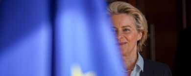 Sms scomparsi sui vaccini, la Corte condanna (e imbarazza) Ursula Von der Leyen